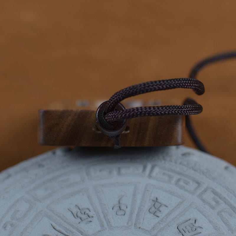 Buddha-Halskettenanhänger aus grünem Sandelholz für positive Energie