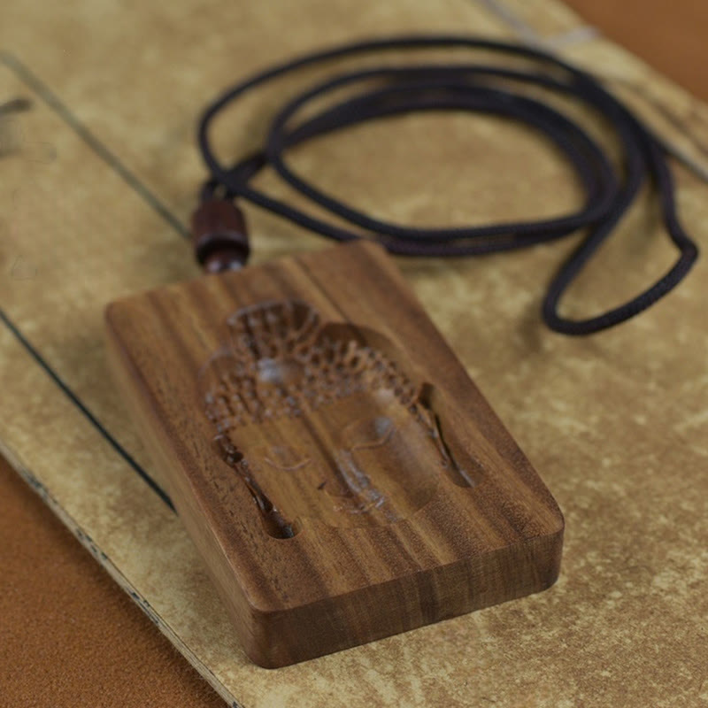 Buddha-Halskettenanhänger aus grünem Sandelholz für positive Energie