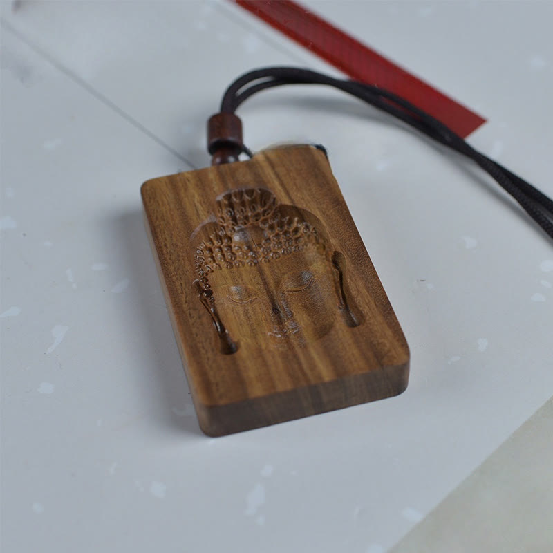 Buddha-Halskettenanhänger aus grünem Sandelholz für positive Energie