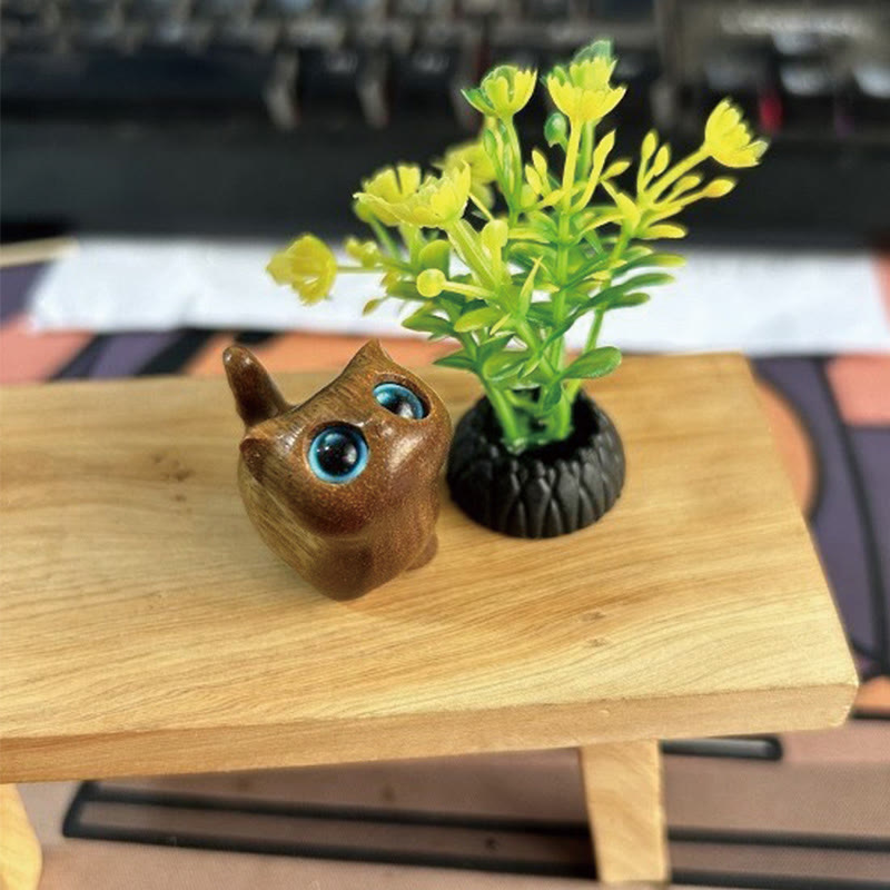 Glückskatzenfigur aus grünem Sandelholz für positive Energie
