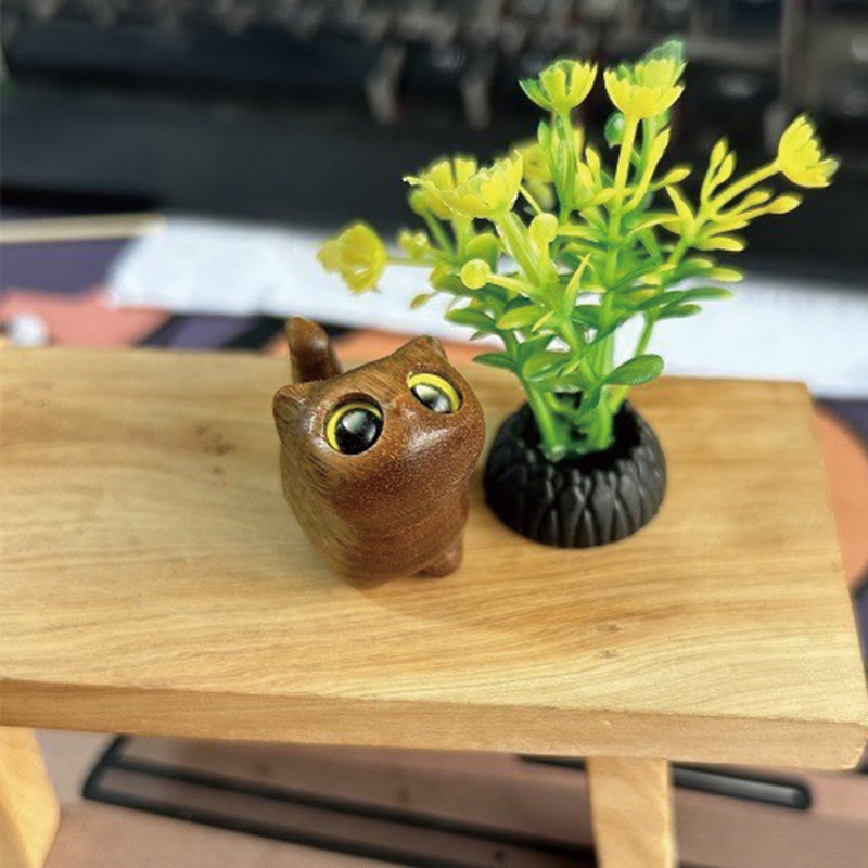 Glückskatzenfigur aus grünem Sandelholz für positive Energie
