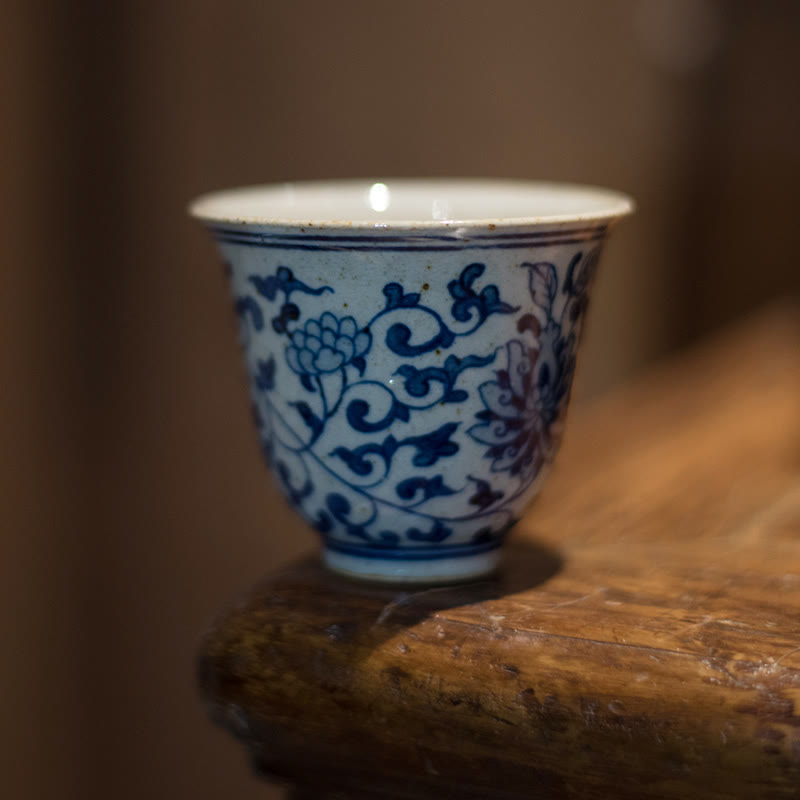 Handbemalte blau-weiße Teetasse aus Porzellan mit Lotusmotiv, 100 ml