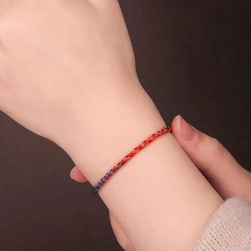 Handgefertigtes buntes Armband aus rotem Seil für Glück und Schutz