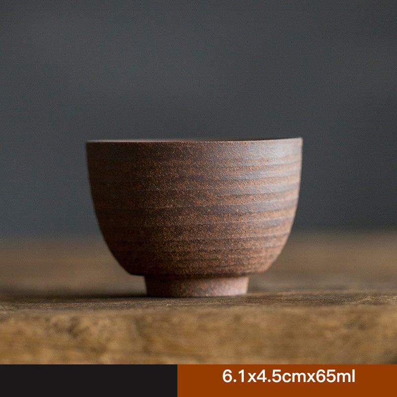 Handgefertigte Retro-Teetasse aus brauner Keramik im Zen-Stil für achtsame Teerituale