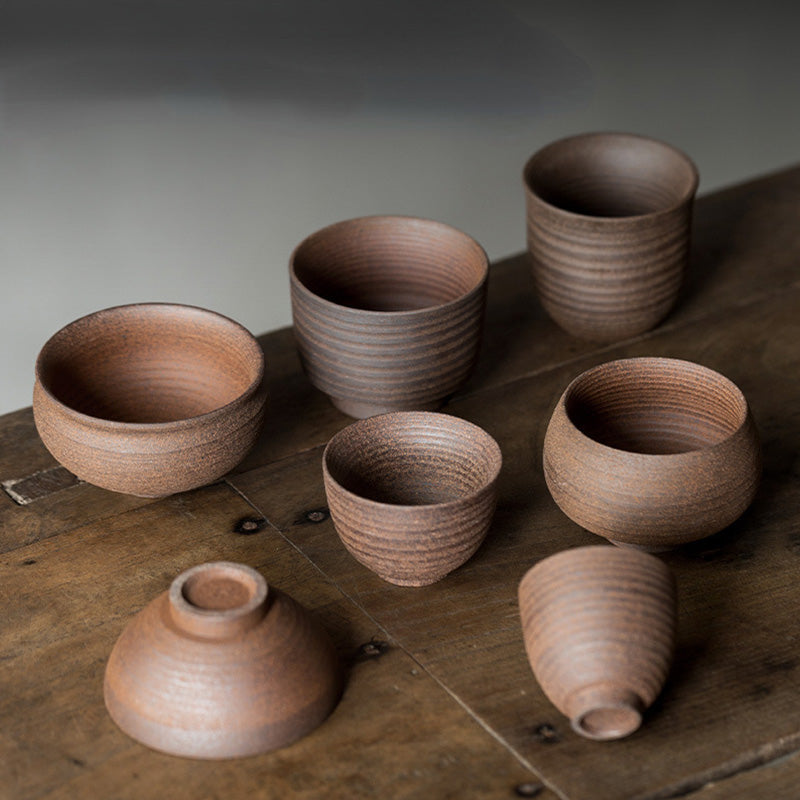 Handgefertigte Retro-Teetasse aus brauner Keramik im Zen-Stil für achtsame Teerituale