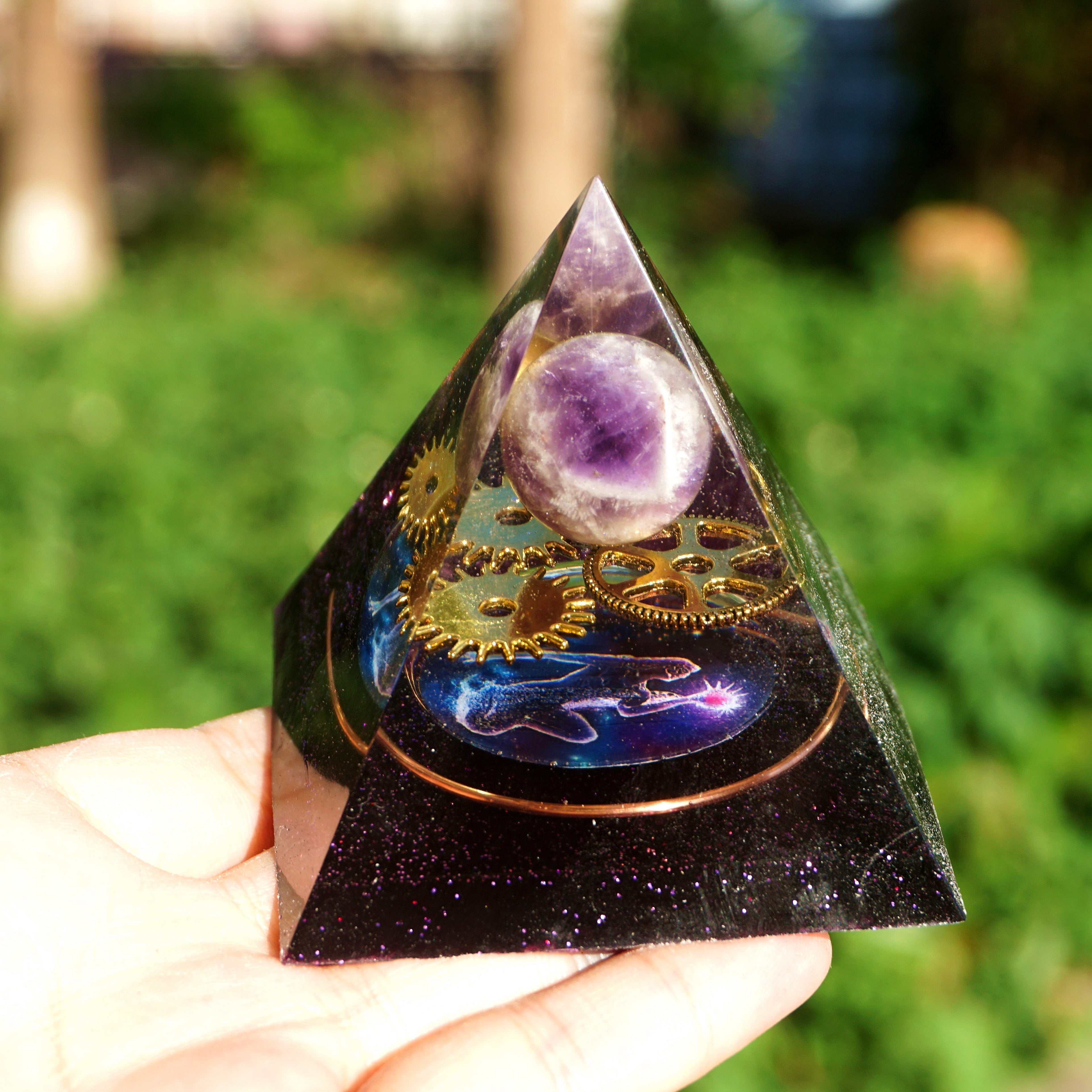 Handgemachte Amethyst Kristallkugel Orgon Pyramide