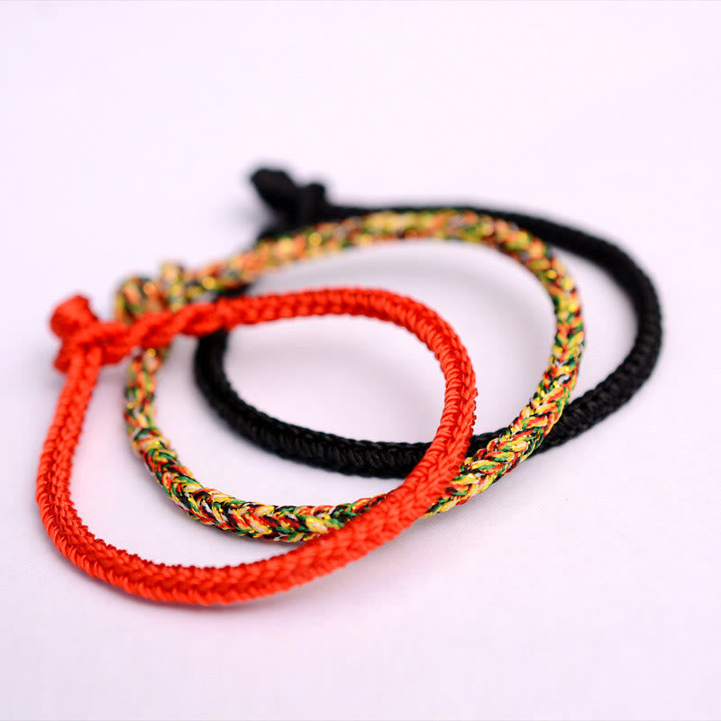 Handgemachtes rotes Armband mit acht Fäden und Friedensknoten