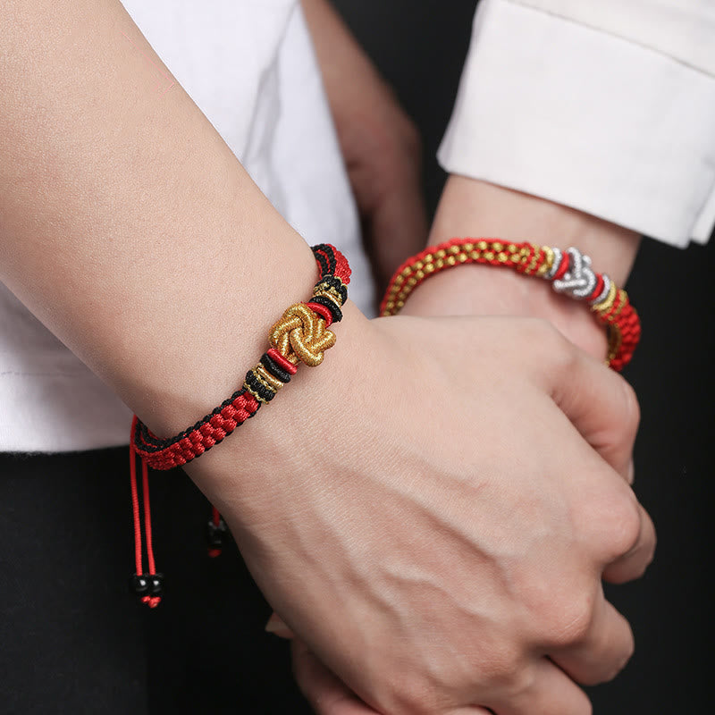 Handgemachtes rotes Armband mit Wahrer Liebe und Knoten für Glück