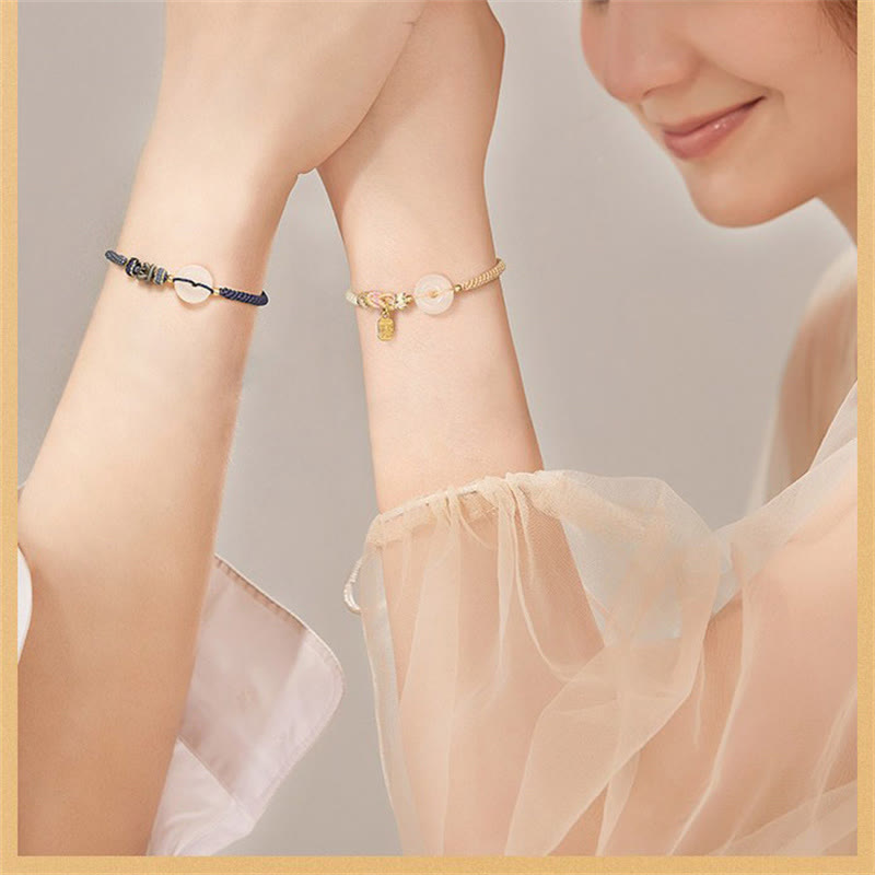 Handgemachtes Armband mit Friedensschnalle aus weißem Achat und Glücksschutz