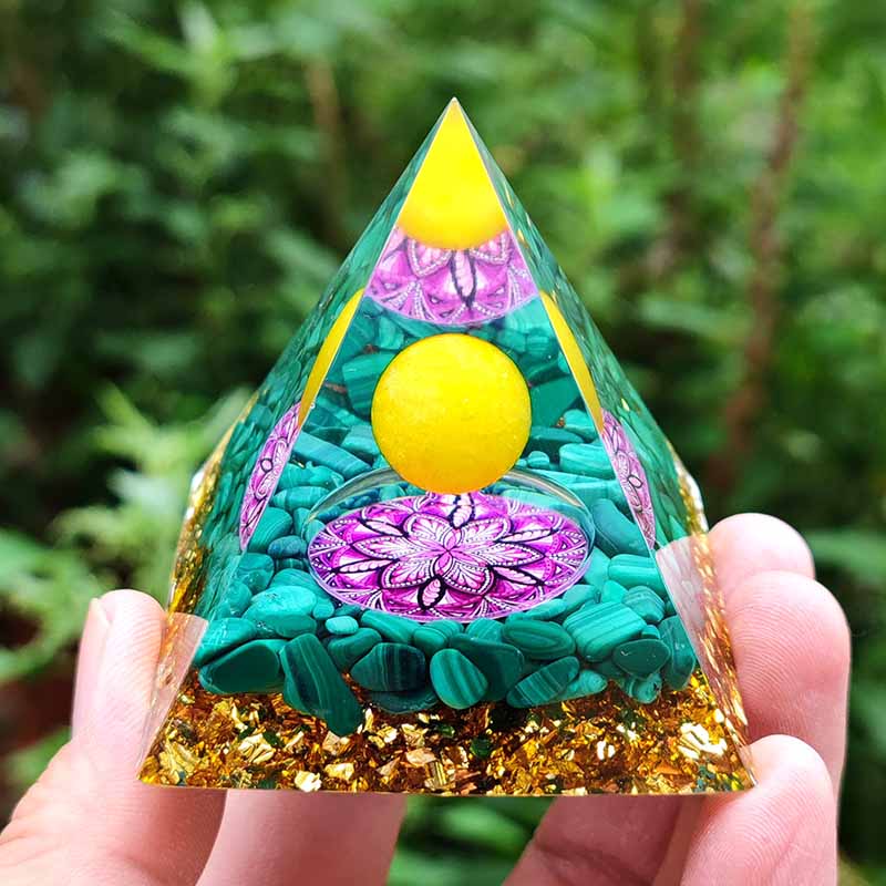 Orgonpyramide zur Herzverjüngung mit Malachit und Gold