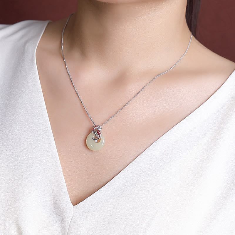 Halskette mit Anhänger „Koi-Fisch“ aus Hetian-Jade mit Schnalle