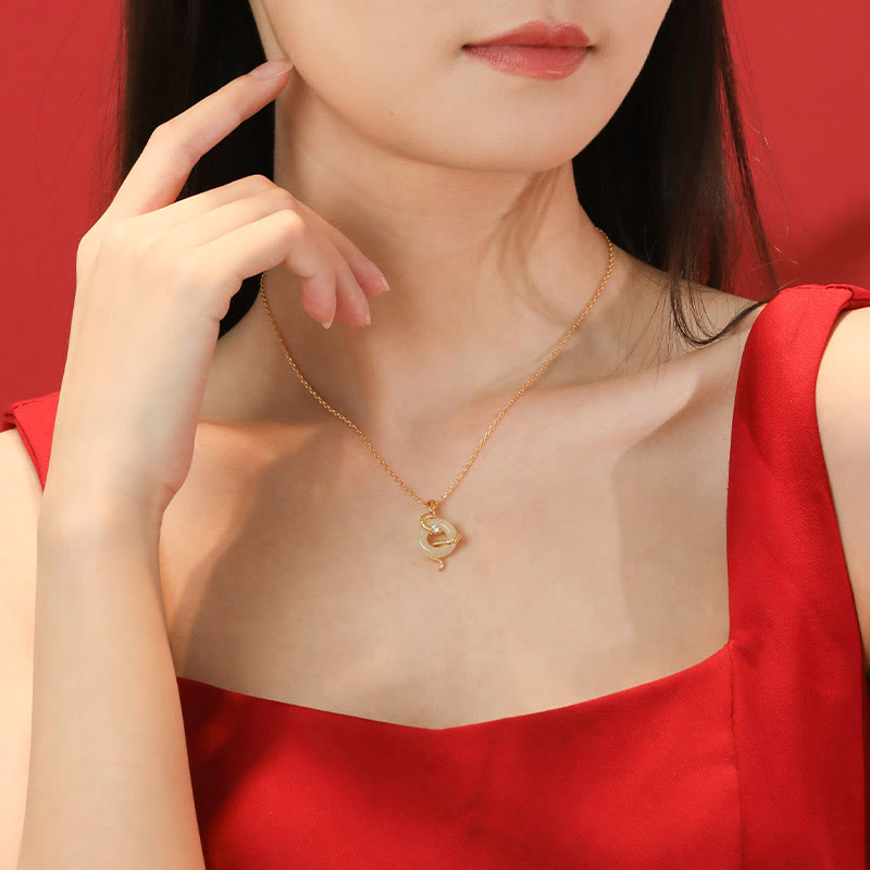 Halskette mit Friedensschnalle aus Hetian-Jade für das Jahr des Schlangenglücks