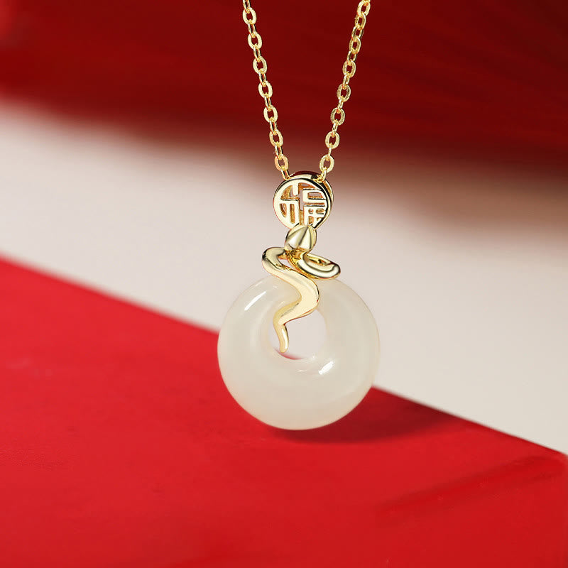 Halskette mit Schlangen-Friedensschnalle aus Hetian-Jade