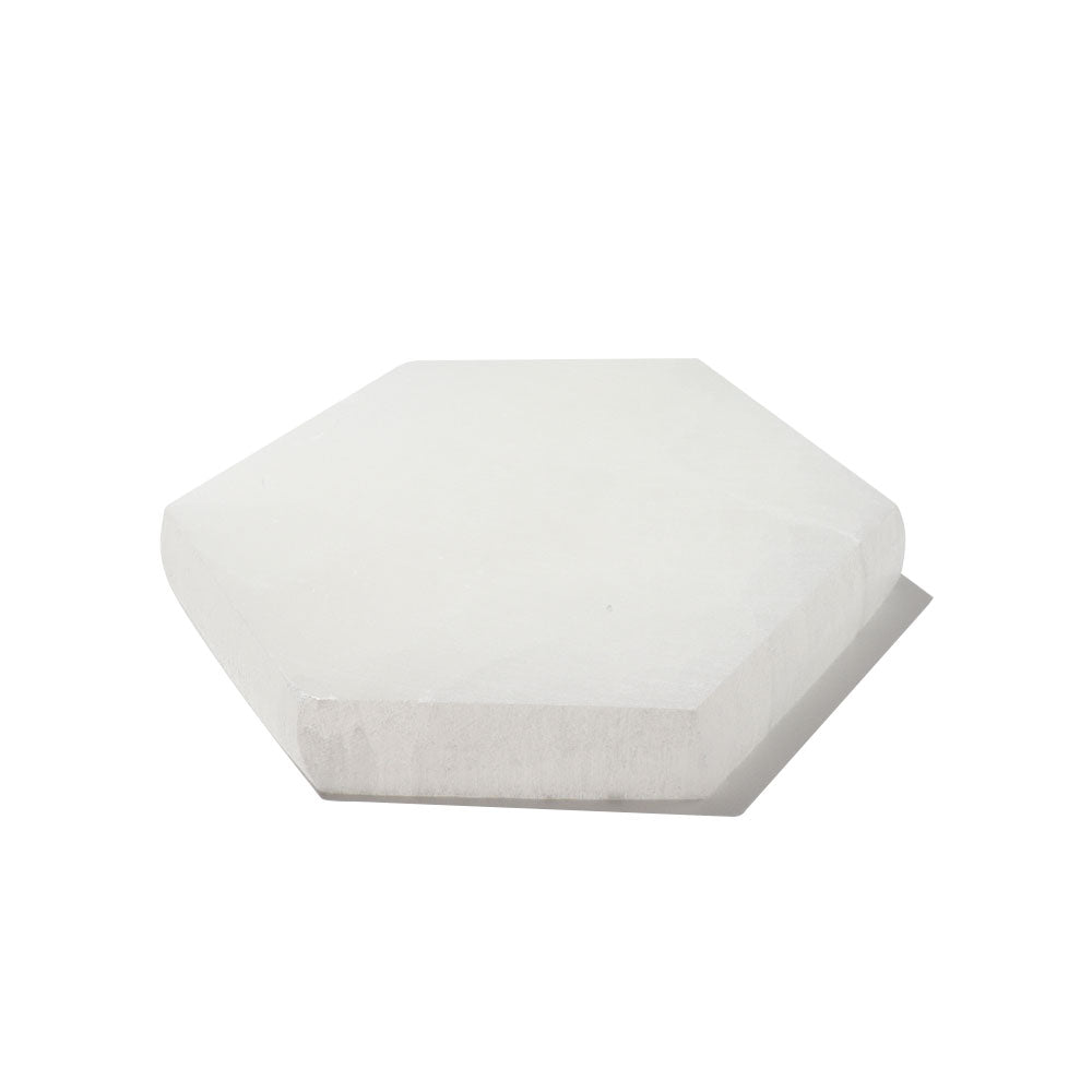 Sechseckige Selenit-Ladeplatte 3,17 Zoll Rohkristall