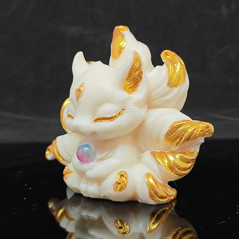 Elfenbeinfrucht-Schnitzfigur mit neunschwänzigem Fuchs, 7,5 cm