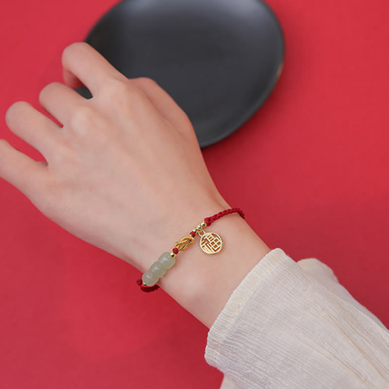 Jadeperlenarmband mit Fu-Anhänger an rotem Seil für Glück und Wohlstand