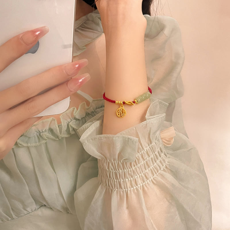 Jadeperlenarmband mit Fu-Anhänger an rotem Seil für Glück und Wohlstand