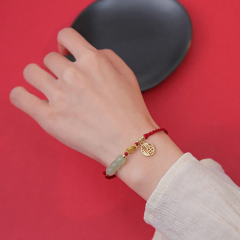 Jadeperlenarmband mit Fu-Anhänger an rotem Seil für Glück und Wohlstand