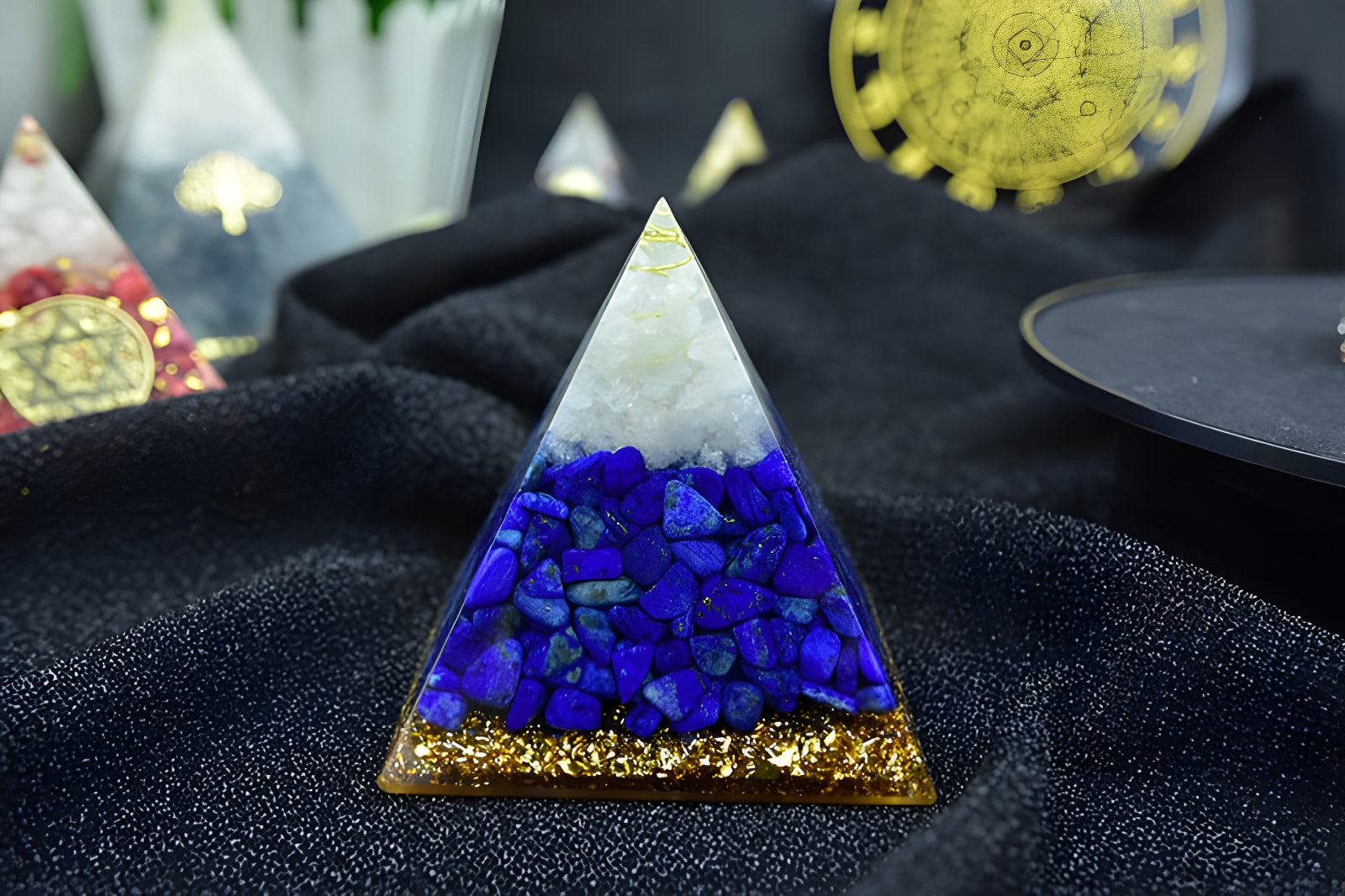 Orgon-Heilpyramide aus Lapislazuli und weißem Kristall