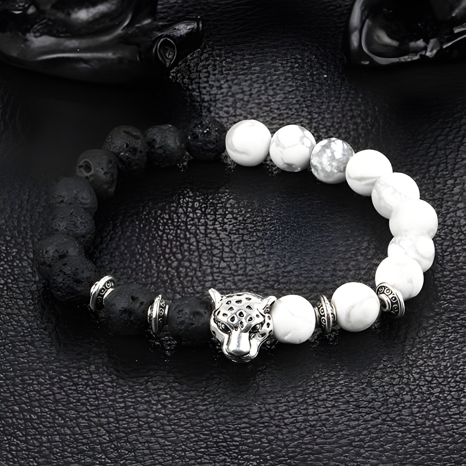 Armband mit Natursteinperlen und Leoparden-Charme