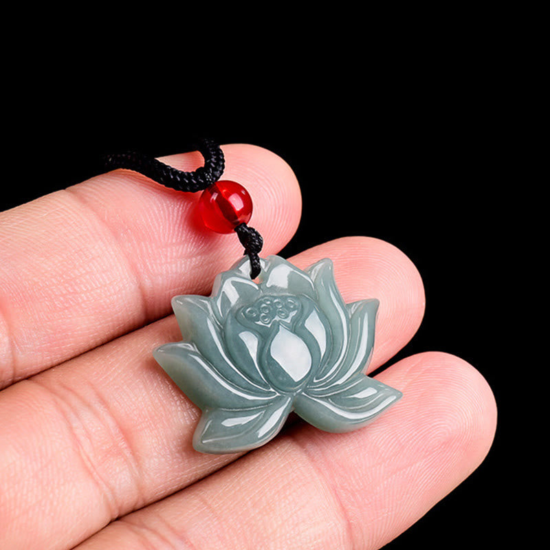Lotus geschnitzter Jade-Halskettenanhänger für Wohlstand, 22 mm