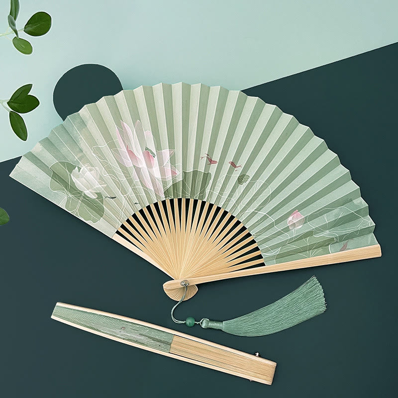 Chinesischer Faltfächer mit Lotusblume und Bambus und Papier