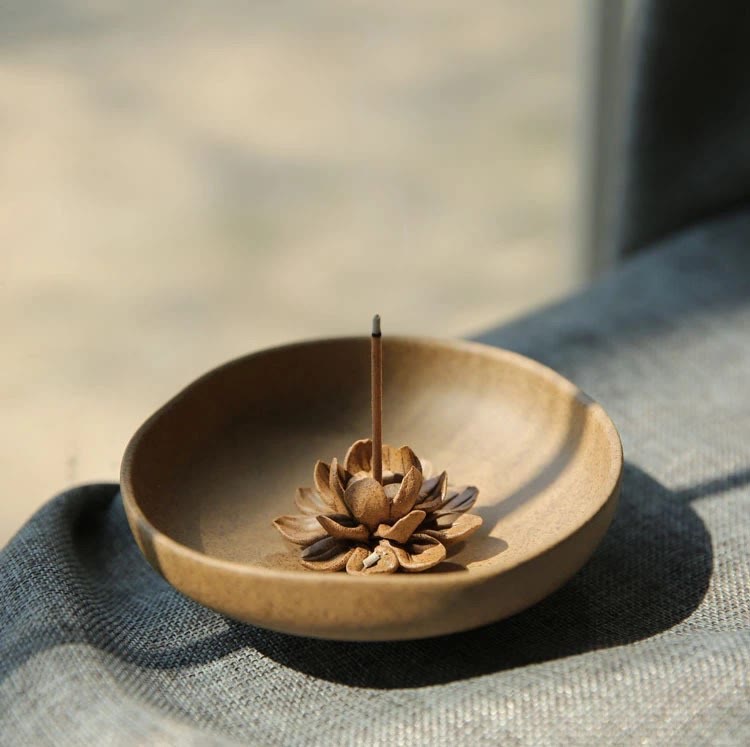 Räuchergefäß aus Keramik mit Lotussockel zur Meditation, 12 cm
