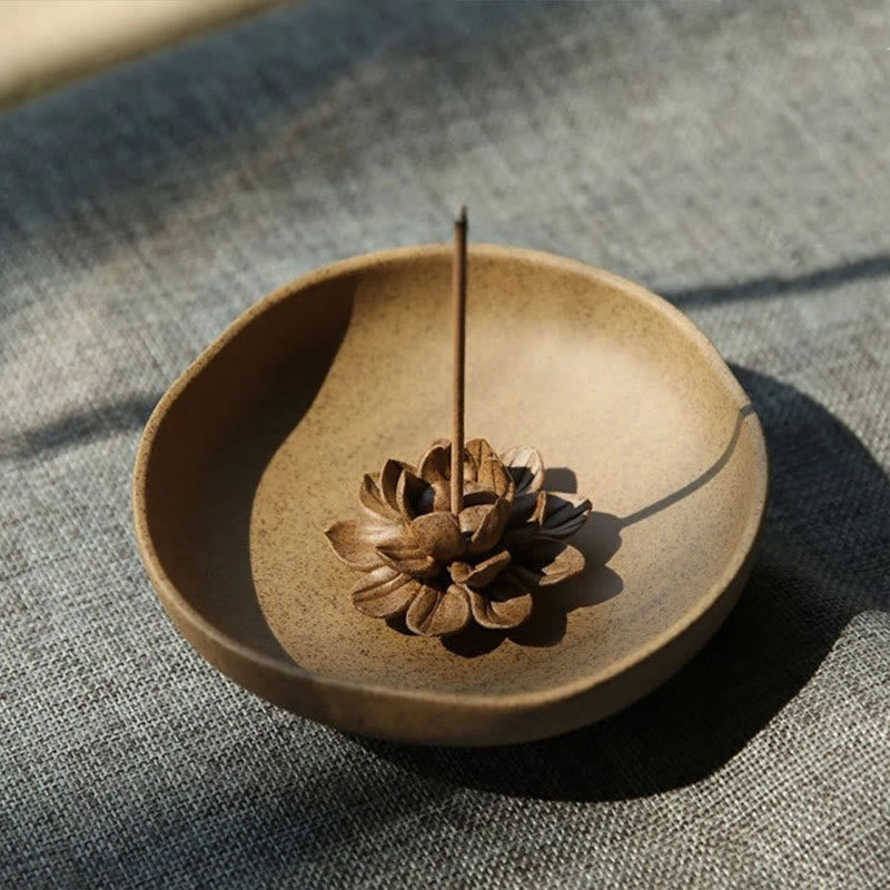 Räuchergefäß aus Keramik mit Lotussockel zur Meditation, 12 cm