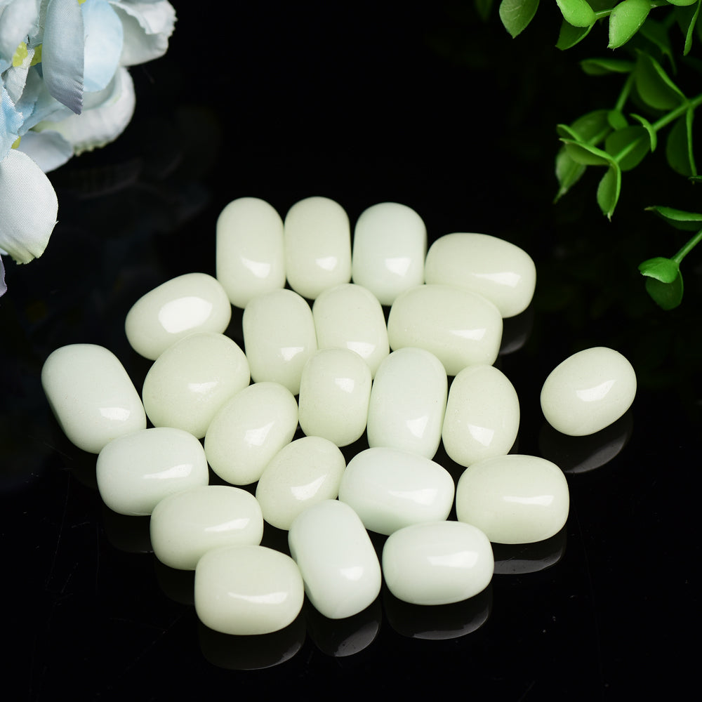 Leuchtende hellgrüne Trommelsteine, 2 cm groß