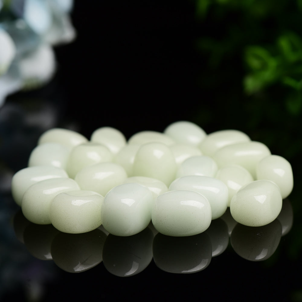 Leuchtende hellgrüne Trommelsteine, 2 cm groß