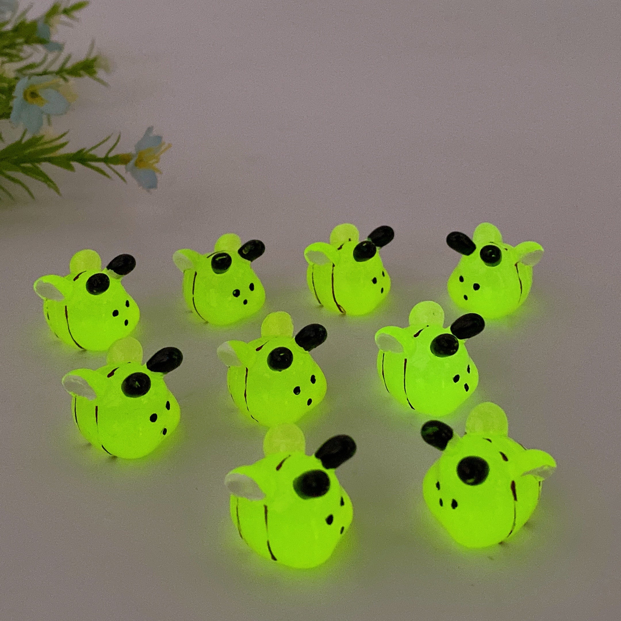 Leuchtend gelbe Kristallbienen-Schnitzfigur, 20 mm