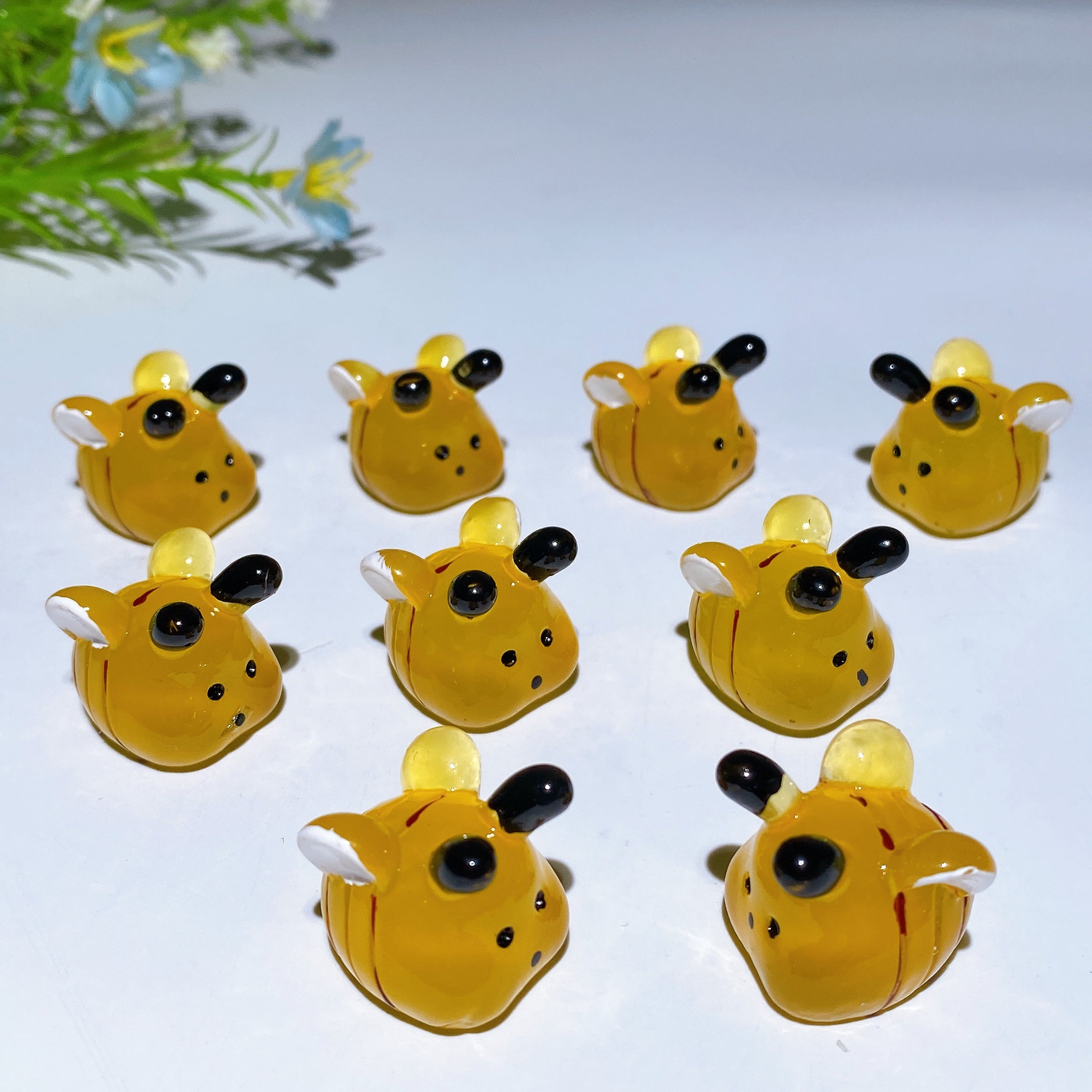 Leuchtend gelbe Kristallbienen-Schnitzfigur, 20 mm