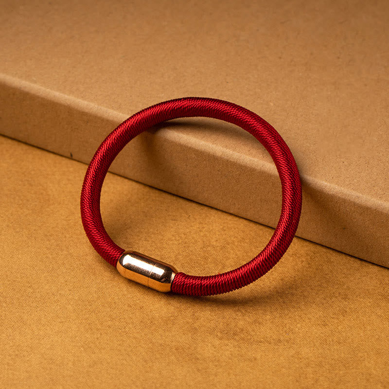 Schutzarmband mit roter Schnur und Magnetschnalle und King Kong-Knoten
