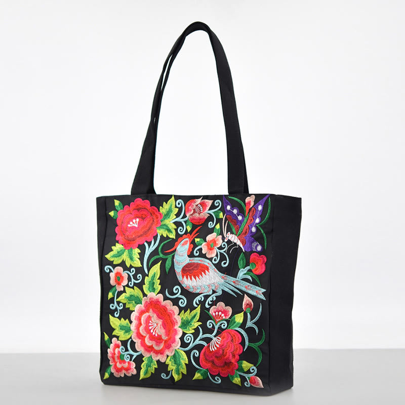 Canvas-Tasche mit Elster-Stickerei und Pfingstrosen- und Chrysanthemenblüten