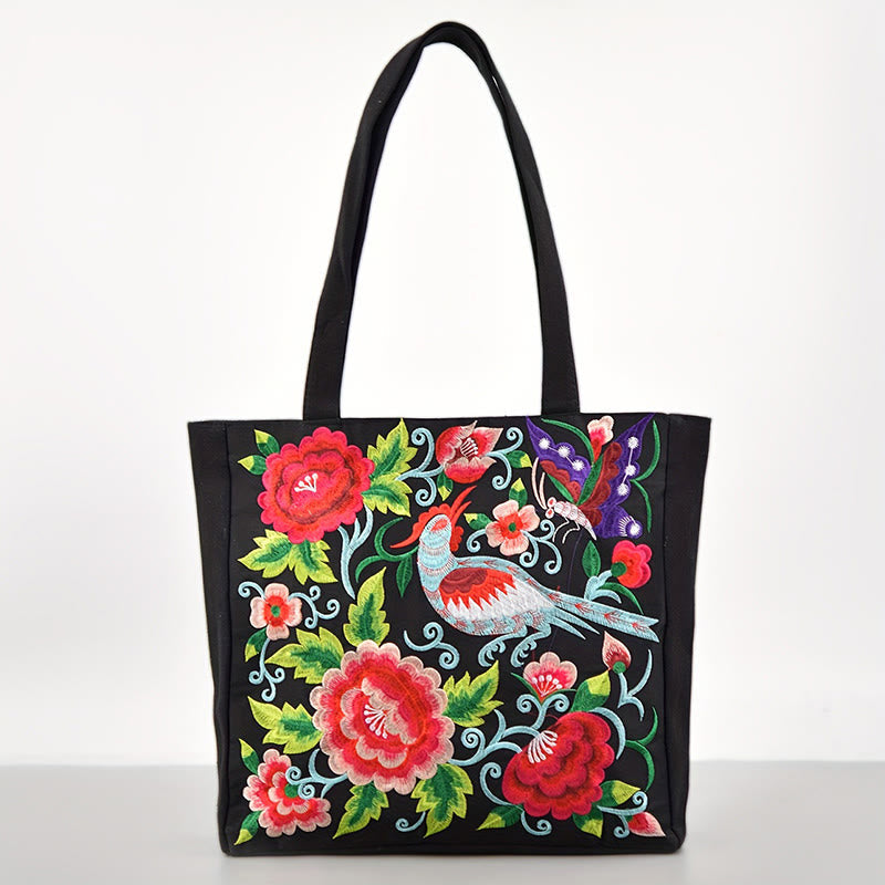 Canvas-Tasche mit Elster-Stickerei und Pfingstrosen- und Chrysanthemenblüten