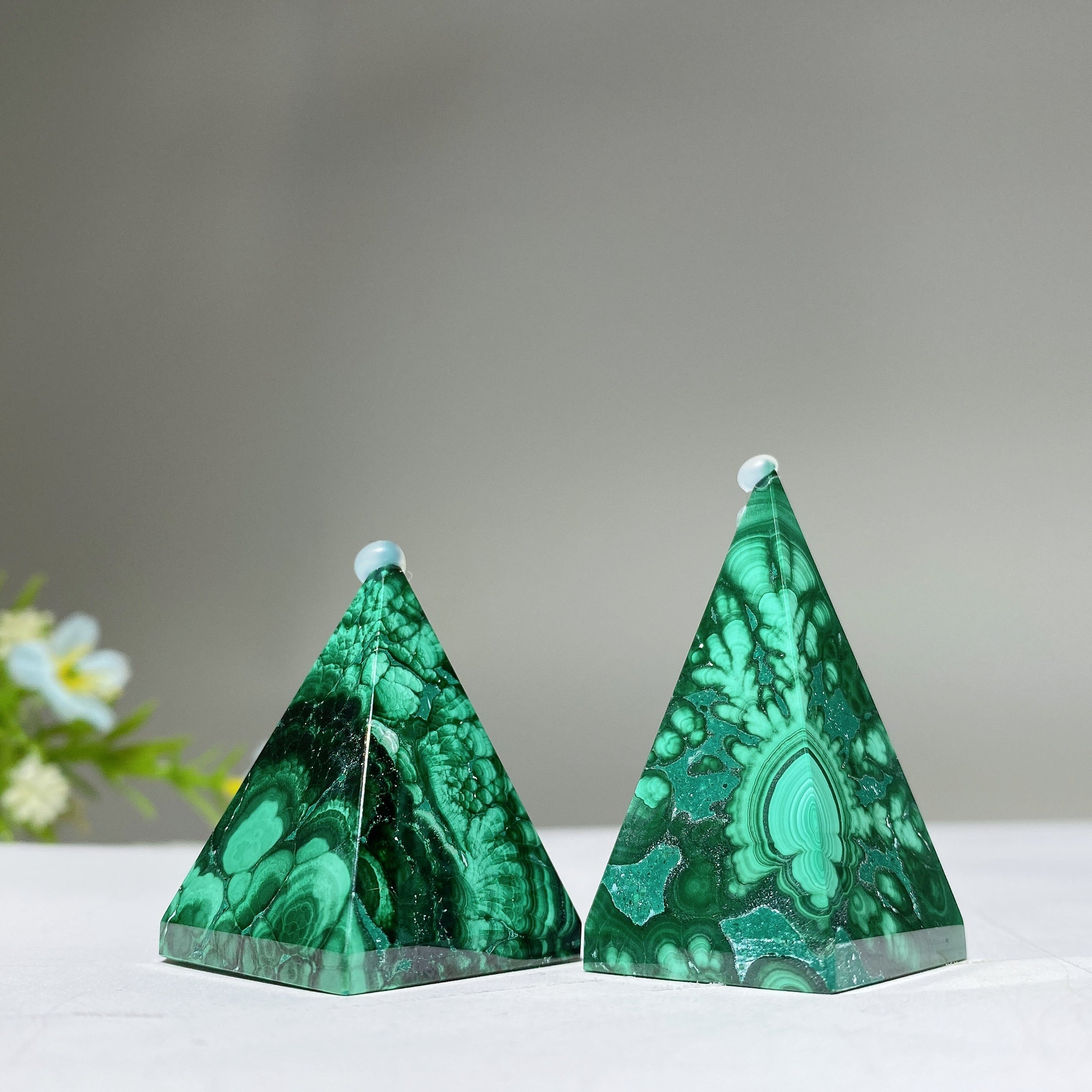 Malachit-Kristall-Pyramidenschnitzerei, 3,6–5,1 cm, Heilstein