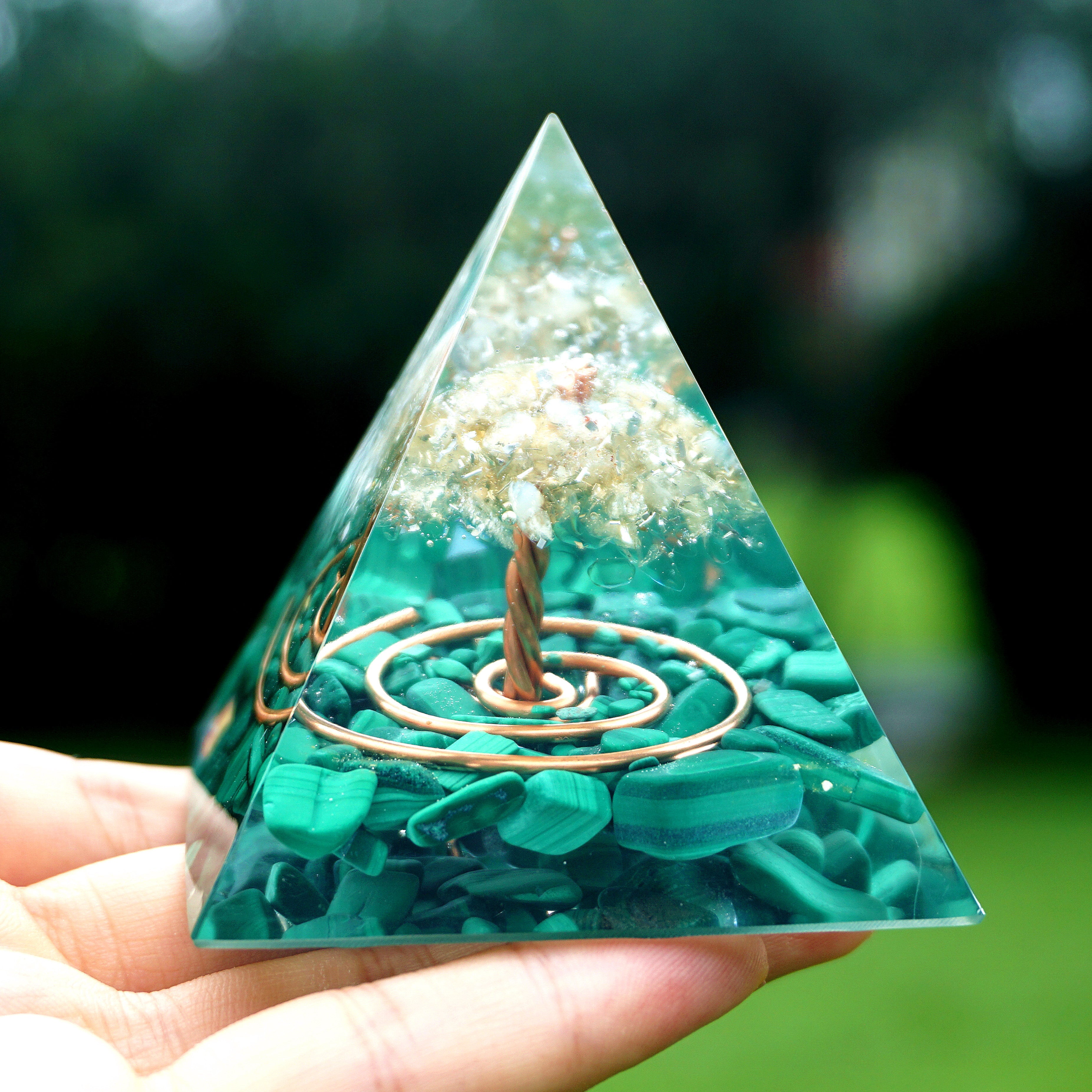 Manifestierende magische Malachitpyramide zur Meditation