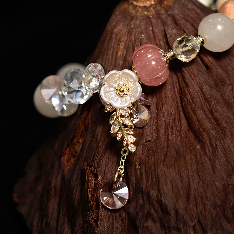 Heilarmband mit mehreren Steinen und Blumenakzenten