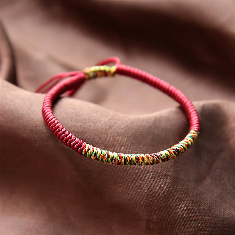 Mehrfarbiges tibetisches King Kong Knoten-Armband mit roter Schnur
