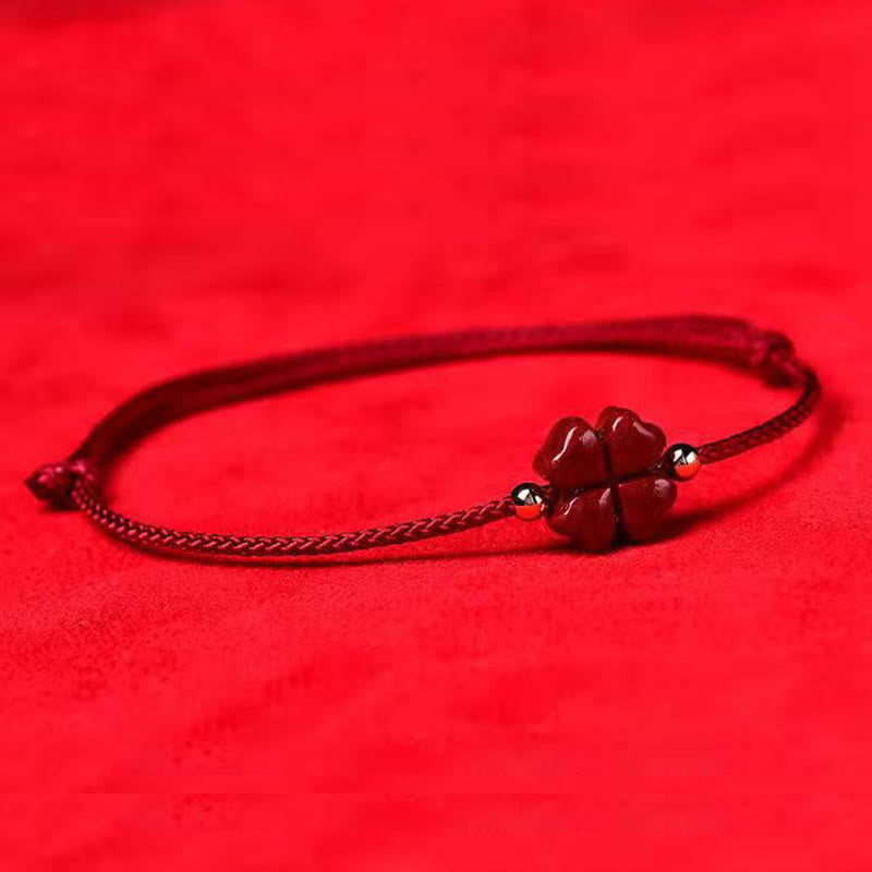 Natürliches zinnoberrotes Schnurarmband mit vierblättrigem Kleeblatt-Segen