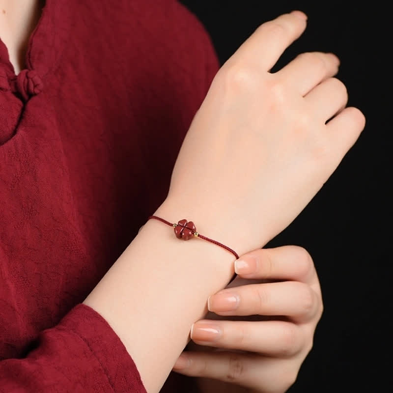 Natürliches zinnoberrotes Schnurarmband mit vierblättrigem Kleeblatt-Segen