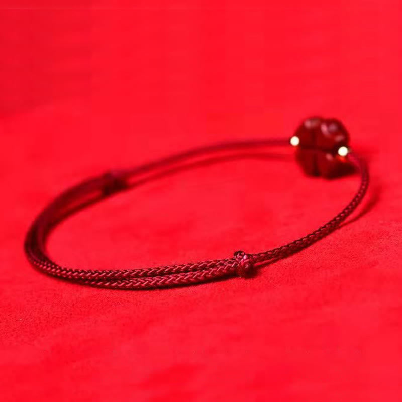 Natürliches zinnoberrotes Schnurarmband mit vierblättrigem Kleeblatt-Segen