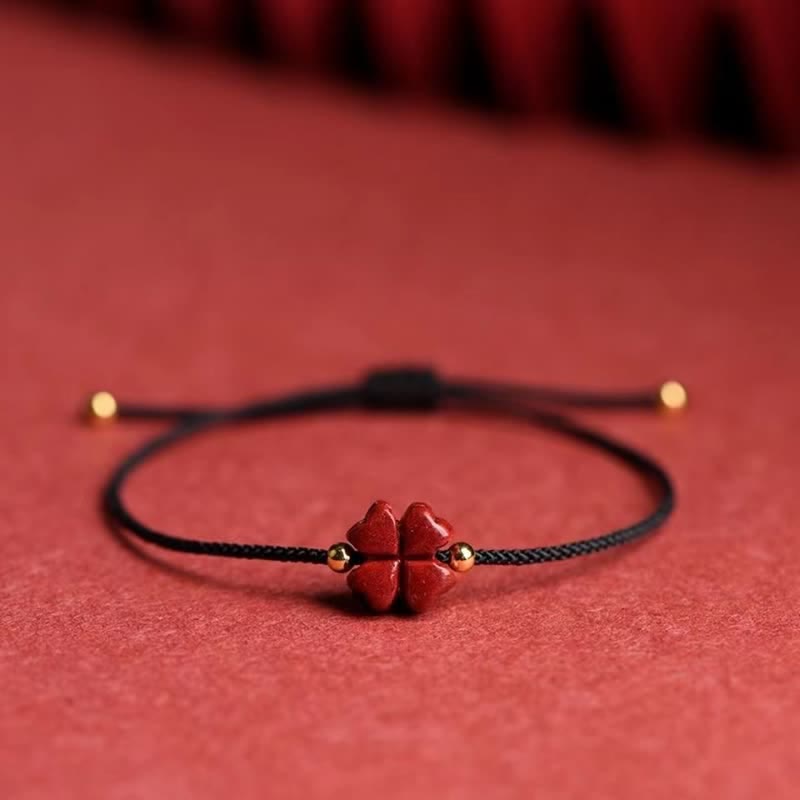 Natürliches zinnoberrotes Schnurarmband mit vierblättrigem Kleeblatt-Segen