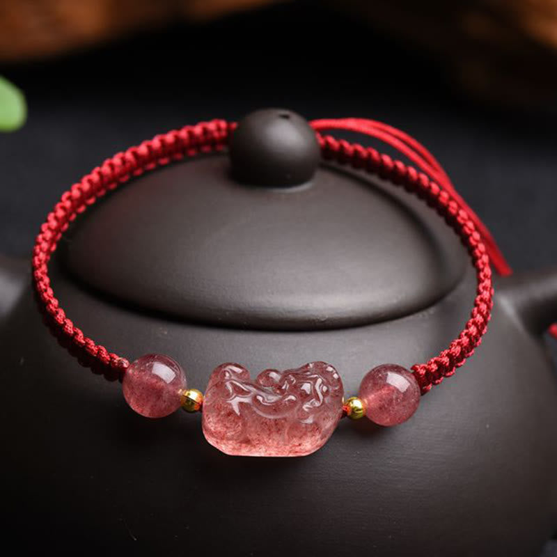 Natürliches Erdbeerquarz-PiXiu-Armband mit roter Schnur für Glück