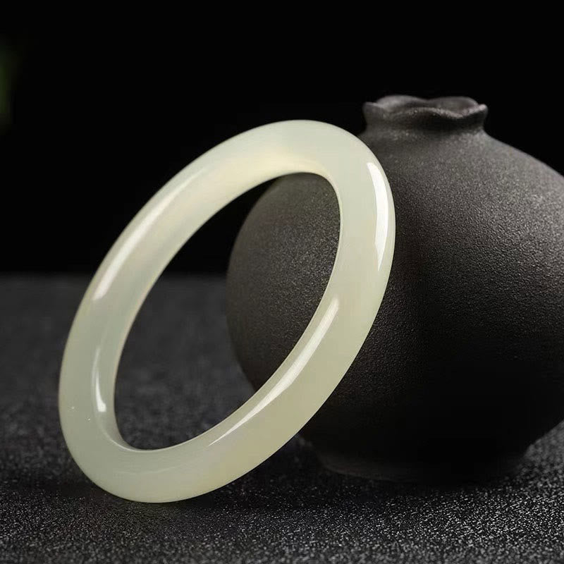 Armreif aus natürlicher, weiß-grüner Jade für Wohlstand, 56 mm