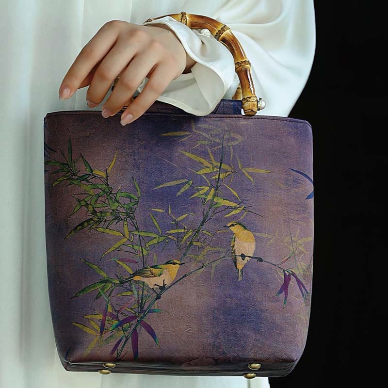 Handtasche mit Bambusgriff in Lila mit Elstervögeln, 23 cm