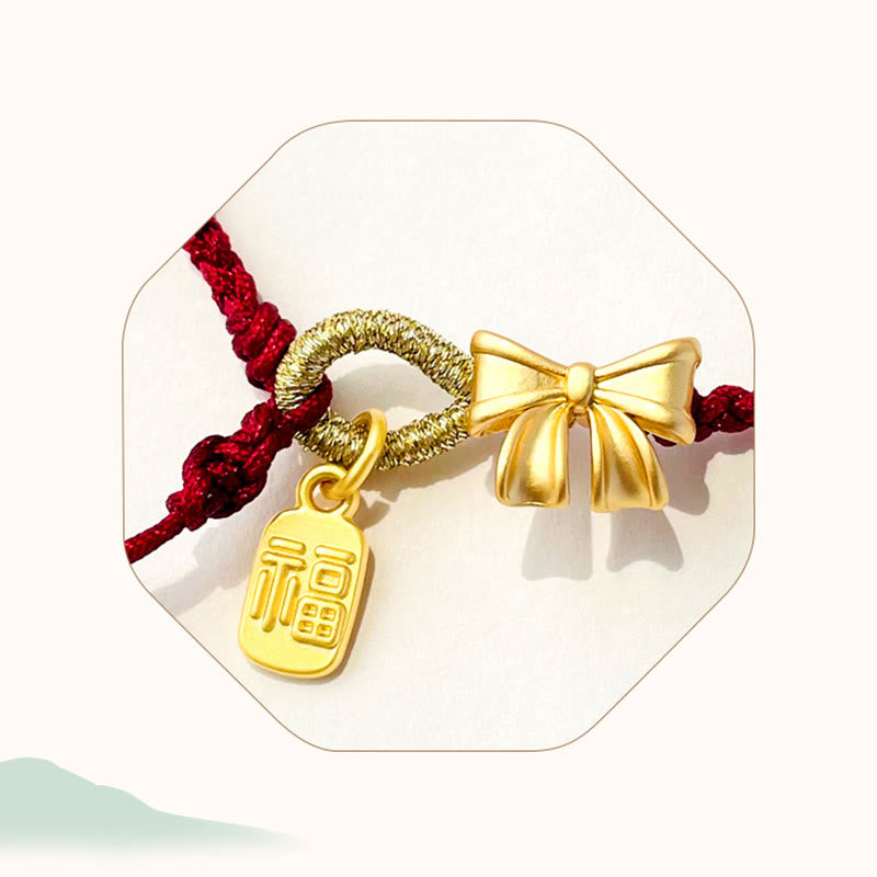 Rotes Schnurarmband mit Fu-Charm-Anhänger und Pfirsichblüten-Detail