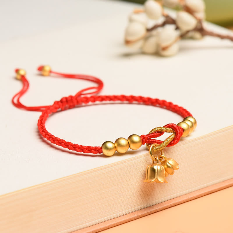 Rotes Schnurarmband mit Maiglöckchen-Anhänger für Glück und Schutz