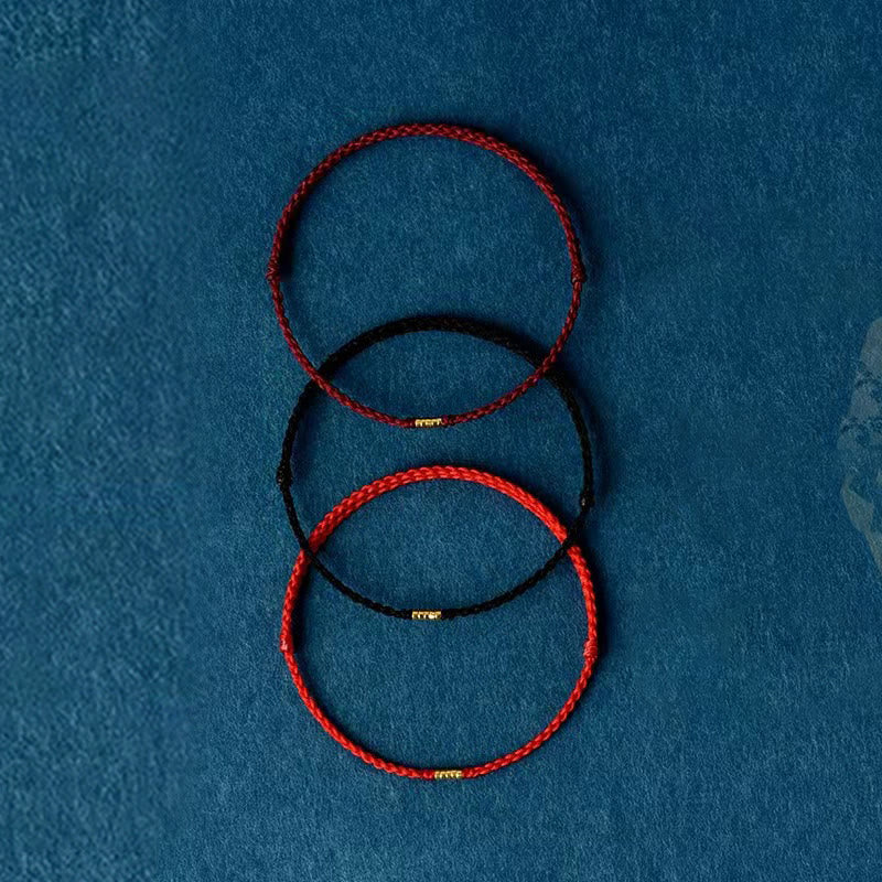 Rotes Schnurarmband mit goldenen Glücksperlen | Schutz & Glück