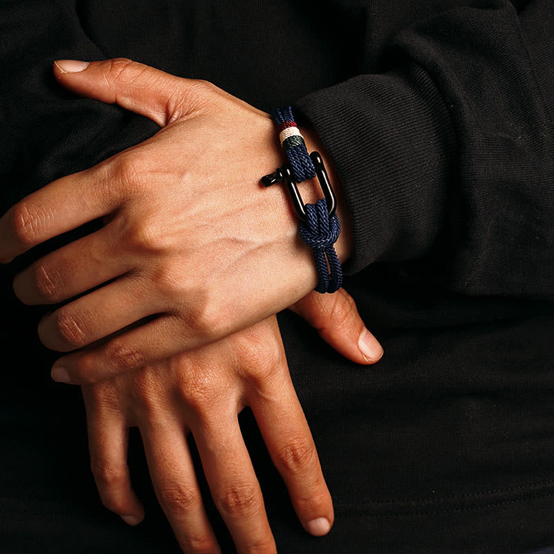 Rotes Schnurarmband mit Edelstahlschnalle für Glück und Schutz
